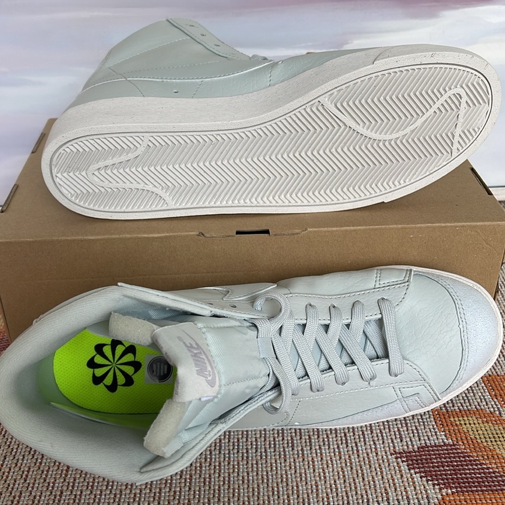 NIKE WMNS BLAZER MID '77 NEXT
NATURAL 
LIGHT SILVER/LIGHT SILVER-WOLF GREY - Picture 3 of 16